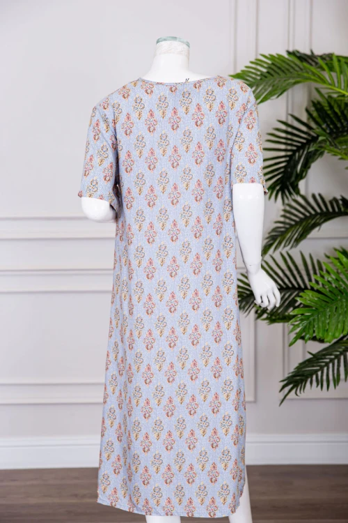 قميص نسائي ميدي مزين برسومات ياقة قصة سبعة و بجيوب من الأمام ذو أكمام قصيرة