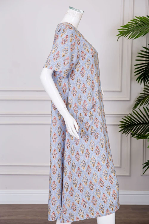 قميص نسائي ميدي مزين برسومات ياقة قصة سبعة و بجيوب من الأمام ذو أكمام قصيرة