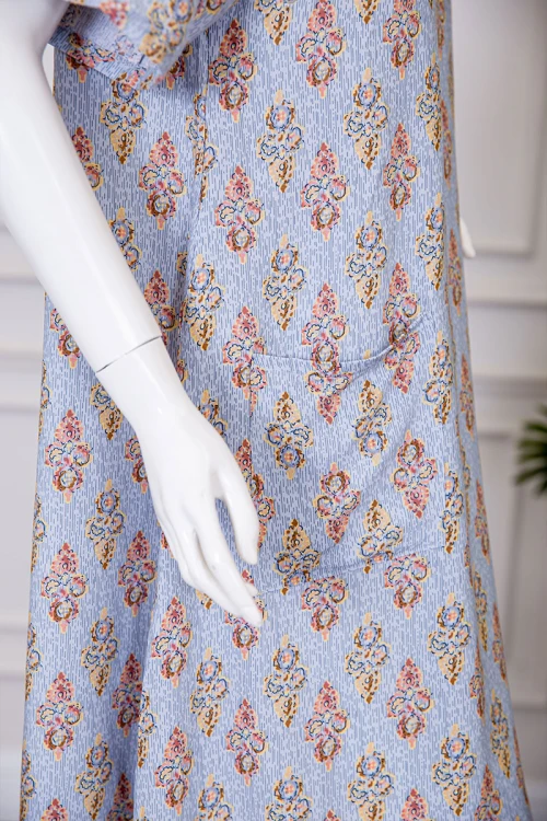 قميص نسائي ميدي مزين برسومات ياقة قصة سبعة و بجيوب من الأمام ذو أكمام قصيرة