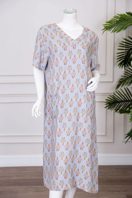 قميص نسائي ميدي مزين برسومات ياقة قصة سبعة و بجيوب من الأمام ذو أكمام قصيرة