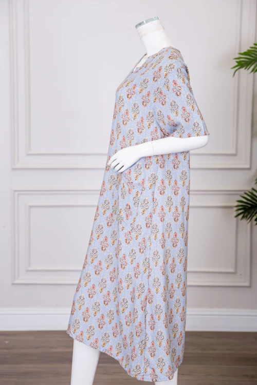 قميص نسائي ميدي مزين برسومات ياقة قصة سبعة و بجيوب من الأمام ذو أكمام قصيرة