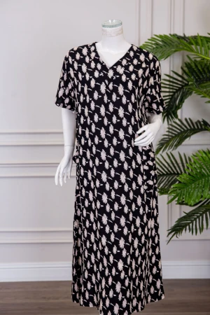 قميص نسائي ميدي لون أسود مشجر ياقة قصة سبعة و بأكمام قصيرة