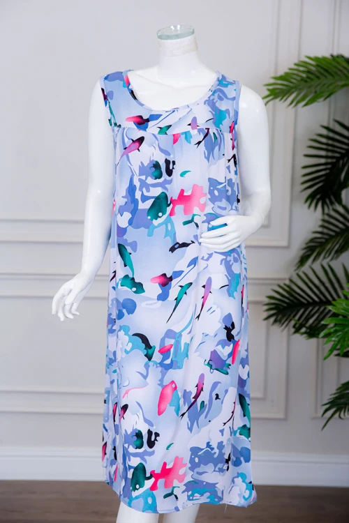 قميص نسائي قصير لون سماوي مزين برسومات ملونة ياقة دائرية بدون أكمام