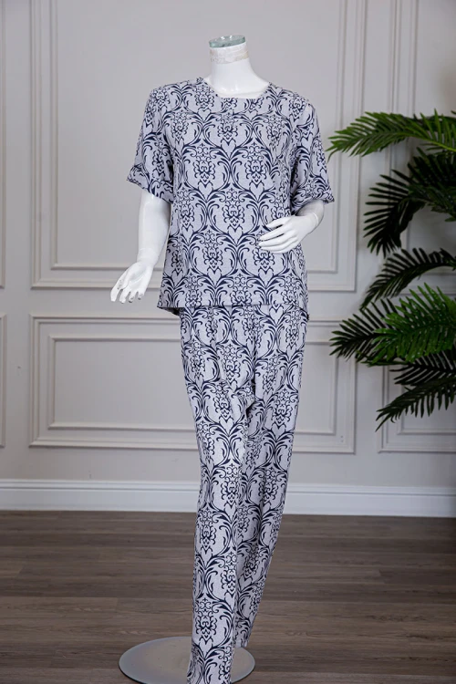 بيجاما نسائية قطعتين لون رمادي مزينة بزخارف بلوزة بأكمام قصيرة مع بنطلون طويل