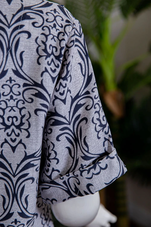 بيجاما نسائية قطعتين لون رمادي مزينة بزخارف بلوزة بأكمام قصيرة مع بنطلون طويل