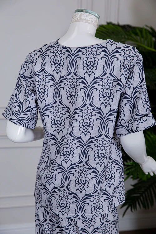 بيجاما نسائية قطعتين لون رمادي مزينة بزخارف بلوزة بأكمام قصيرة مع بنطلون طويل