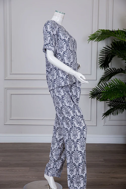 بيجاما نسائية قطعتين لون رمادي مزينة بزخارف بلوزة بأكمام قصيرة مع بنطلون طويل