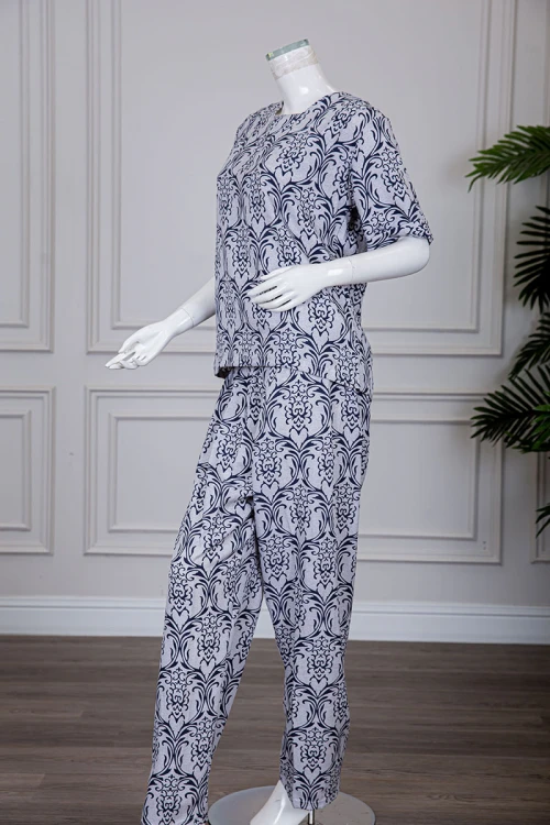 بيجاما نسائية قطعتين لون رمادي مزينة بزخارف بلوزة بأكمام قصيرة مع بنطلون طويل