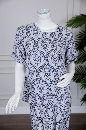 بيجاما نسائية قطعتين لون رمادي مزينة بزخارف بلوزة بأكمام قصيرة مع بنطلون طويل