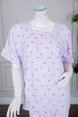 بيجاما نسائية قطعتين لون موف فاتح مزينة بالورود بلوزة بياقة مربعة و بأكمام قصيرة مع بنطلون طويل