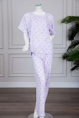 بيجاما نسائية قطعتين لون موف فاتح مزينة بالورود بلوزة بياقة مربعة و بأكمام قصيرة مع بنطلون طويل