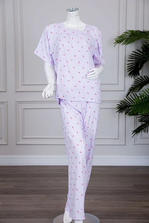 بيجاما نسائية قطعتين لون موف فاتح مزينة بالورود بلوزة بياقة مربعة و بأكمام قصيرة مع بنطلون طويل