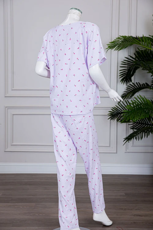 بيجاما نسائية قطعتين لون موف فاتح مزينة بالورود بلوزة بياقة مربعة و بأكمام قصيرة مع بنطلون طويل