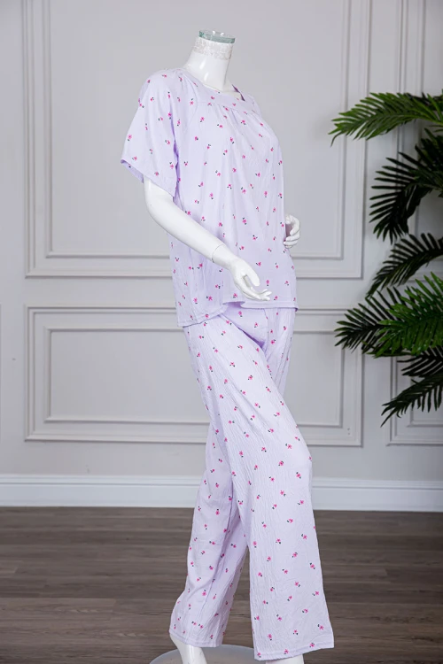 بيجاما نسائية قطعتين لون موف فاتح مزينة بالورود بلوزة بياقة مربعة و بأكمام قصيرة مع بنطلون طويل
