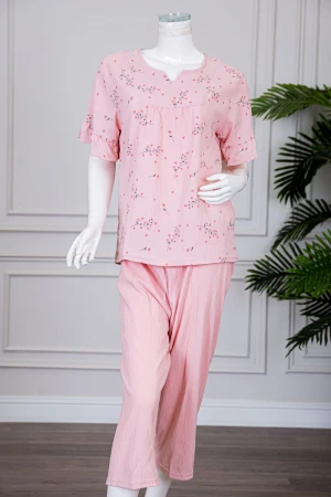 بيجاما نسائية قطعتين لون خربزي بلوزة مشجرة بأكمام قصيرة مع بنطلون ميدي