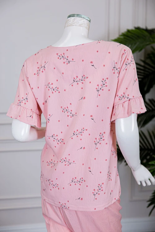 بيجاما نسائية قطعتين لون خربزي بلوزة مشجرة بأكمام قصيرة مع بنطلون ميدي