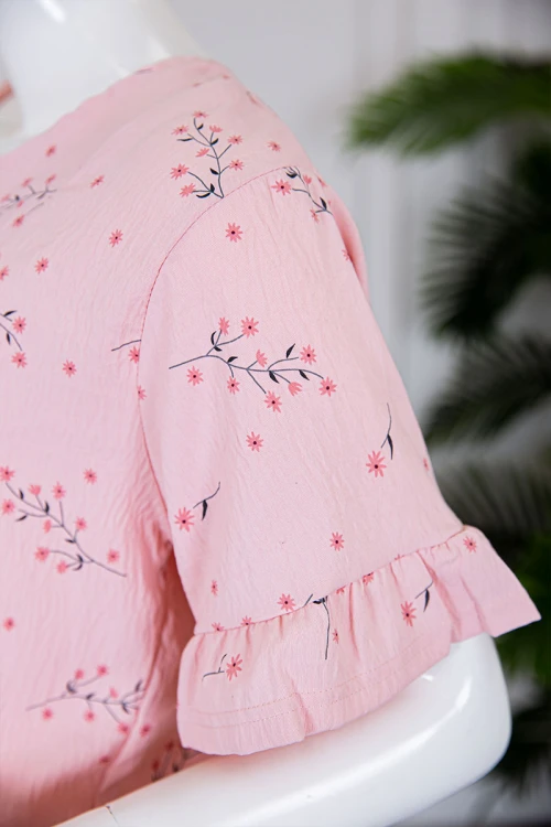 بيجاما نسائية قطعتين لون خربزي بلوزة مشجرة بأكمام قصيرة مع بنطلون ميدي