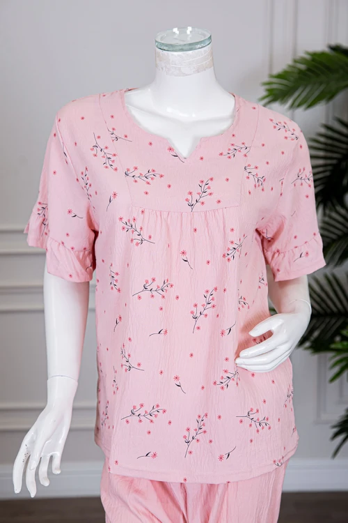 بيجاما نسائية قطعتين لون خربزي بلوزة مشجرة بأكمام قصيرة مع بنطلون ميدي