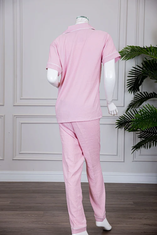 بيجاما نسائية قطعتين لون وردي بلوزة بياقة مطوية و بجيب و أزرار من الأمام مع بنطلون طويل