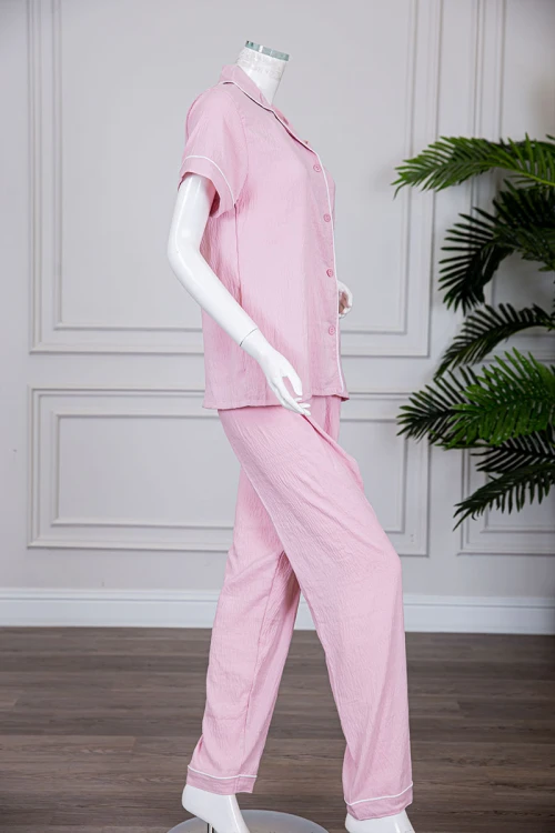 بيجاما نسائية قطعتين لون وردي بلوزة بياقة مطوية و بجيب و أزرار من الأمام مع بنطلون طويل
