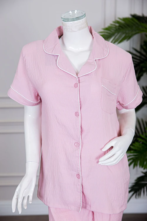 بيجاما نسائية قطعتين لون وردي بلوزة بياقة مطوية و بجيب و أزرار من الأمام مع بنطلون طويل