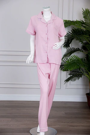 بيجاما نسائية قطعتين لون وردي بلوزة بياقة مطوية و بجيب و أزرار من الأمام مع بنطلون طويل