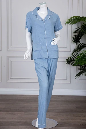 بيجاما نسائية قطعتين لون سماوي بلوزة بياقة مطوية و بجيوب و أزرار من الأمام مع بنطلون طويل