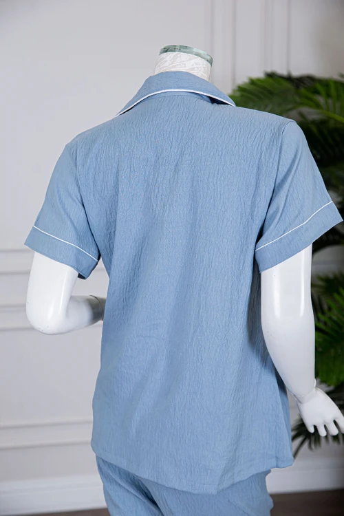 بيجاما نسائية قطعتين لون سماوي بلوزة بياقة مطوية و بجيوب و أزرار من الأمام مع بنطلون طويل