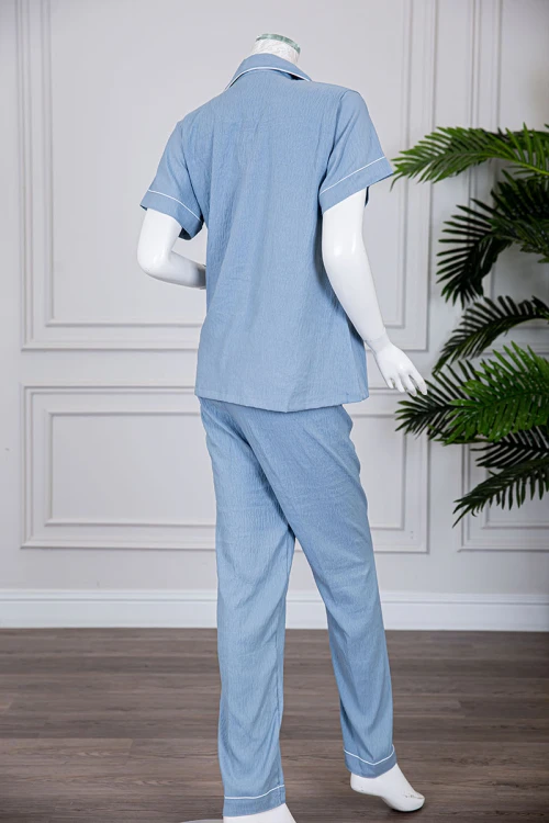 بيجاما نسائية قطعتين لون سماوي بلوزة بياقة مطوية و بجيوب و أزرار من الأمام مع بنطلون طويل