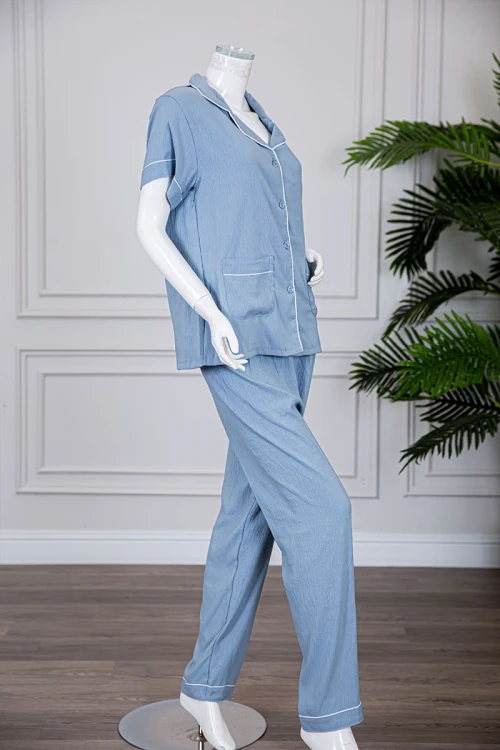 بيجاما نسائية قطعتين لون سماوي بلوزة بياقة مطوية و بجيوب و أزرار من الأمام مع بنطلون طويل
