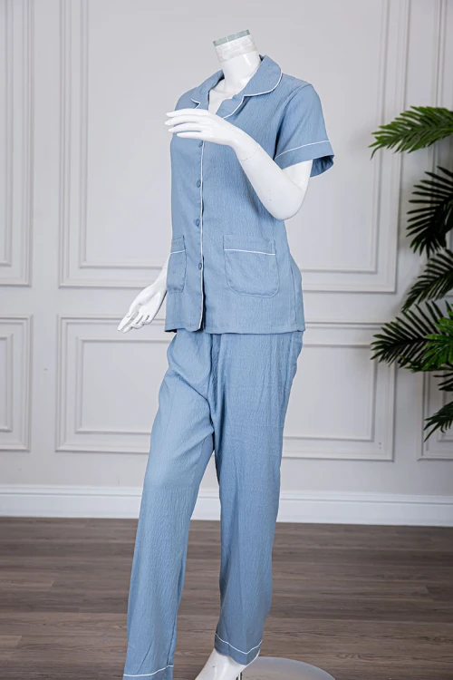 بيجاما نسائية قطعتين لون سماوي بلوزة بياقة مطوية و بجيوب و أزرار من الأمام مع بنطلون طويل