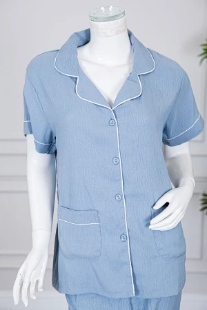 بيجاما نسائية قطعتين لون سماوي بلوزة بياقة مطوية و بجيوب و أزرار من الأمام مع بنطلون طويل