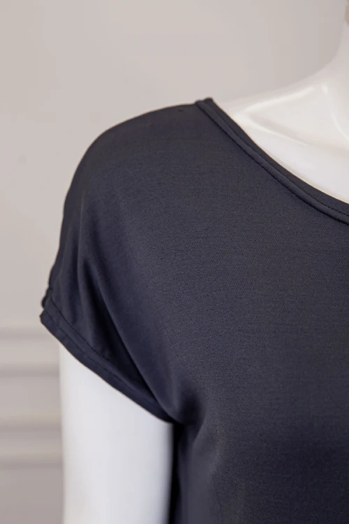 قميص نسائي قصير متعدد الألوان بياقة دائرية و بأكمام قصيرة