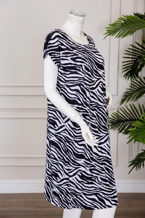 قميص نسائي قصير لون أبيض مخطط باللون الأسود بياقة دائرية و بأكمام قصيرة