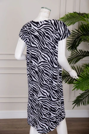 قميص نسائي قصير لون أبيض مخطط باللون الأسود بياقة دائرية و بأكمام قصيرة 