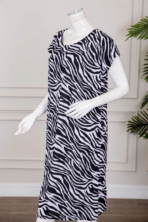 قميص نسائي قصير لون أبيض مخطط باللون الأسود بياقة دائرية و بأكمام قصيرة