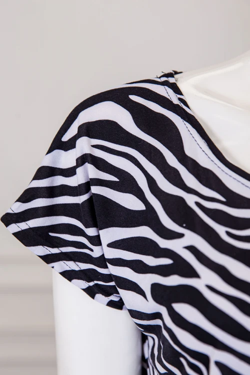 قميص نسائي قصير لون أبيض مخطط باللون الأسود بياقة دائرية و بأكمام قصيرة