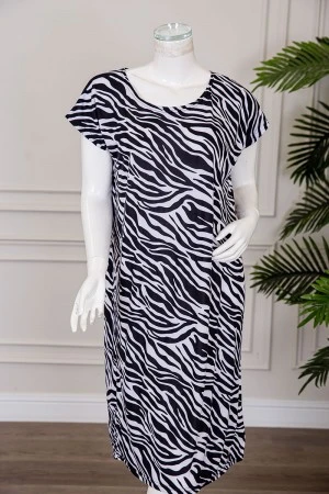 قميص نسائي قصير لون أبيض مخطط باللون الأسود بياقة دائرية و بأكمام قصيرة 