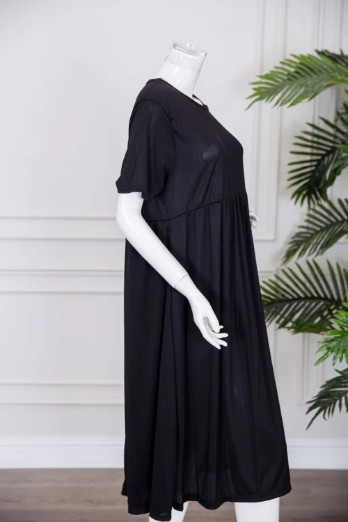 قميص نسائي قصير لون أسود قصة كلوش ياقة دائرية و بأكمام قصيرة