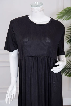 قميص نسائي قصير لون أسود قصة كلوش ياقة دائرية و بأكمام قصيرة