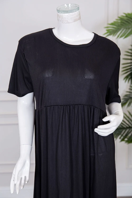 قميص نسائي قصير لون أسود قصة كلوش ياقة دائرية و بأكمام قصيرة