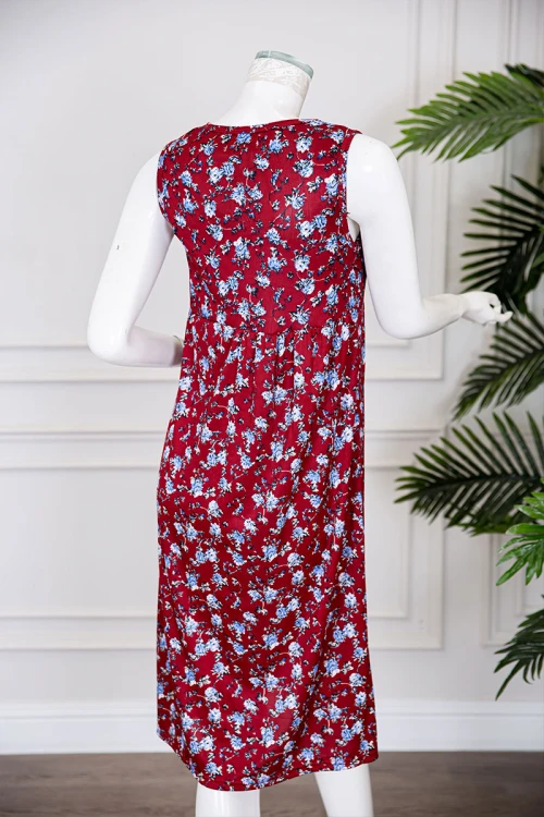 قميص نسائي قصير لون أحمر مزين برسومات ياقة دائرية و بدون أكمام