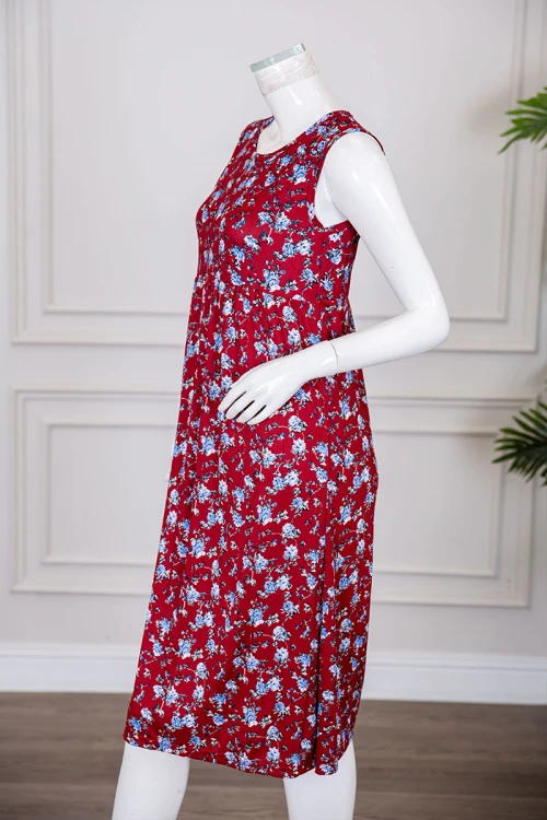 قميص نسائي قصير لون أحمر مزين برسومات ياقة دائرية و بدون أكمام