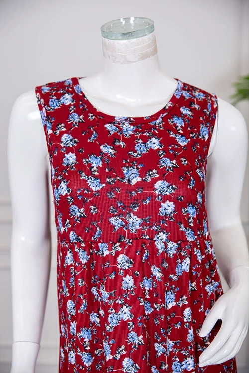 قميص نسائي قصير لون أحمر مزين برسومات ياقة دائرية و بدون أكمام