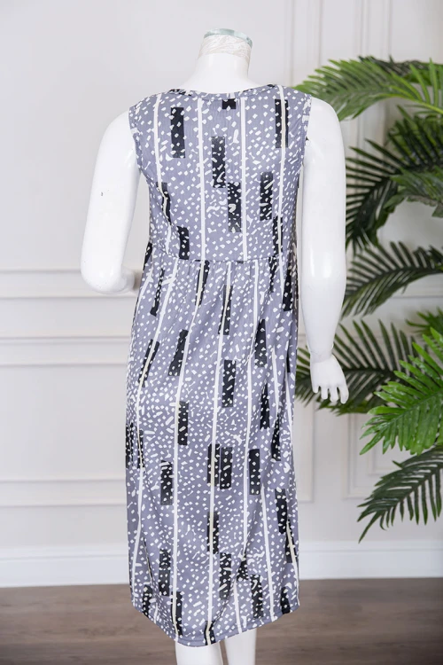 قميص نسائي قصير لون رمادي مزين بخطوط و أشكال ياقة دائرية و بدون أكمام