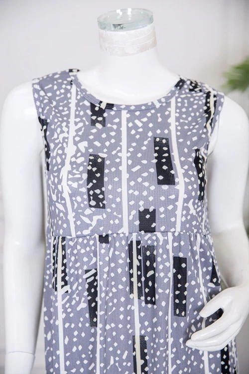 قميص نسائي قصير لون رمادي مزين بخطوط و أشكال ياقة دائرية و بدون أكمام