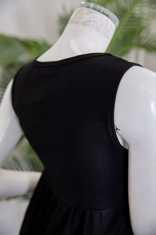 قميص نسائي قصير لون أسود بياقة دائرية و بدون أكمام