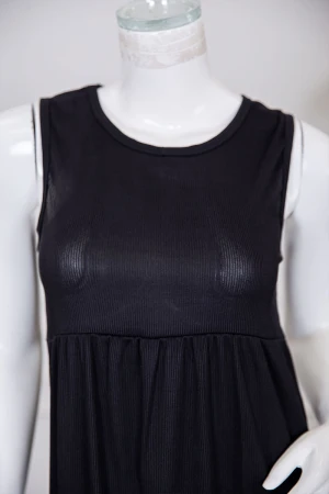 قميص نسائي قصير لون أسود بياقة دائرية و بدون أكمام