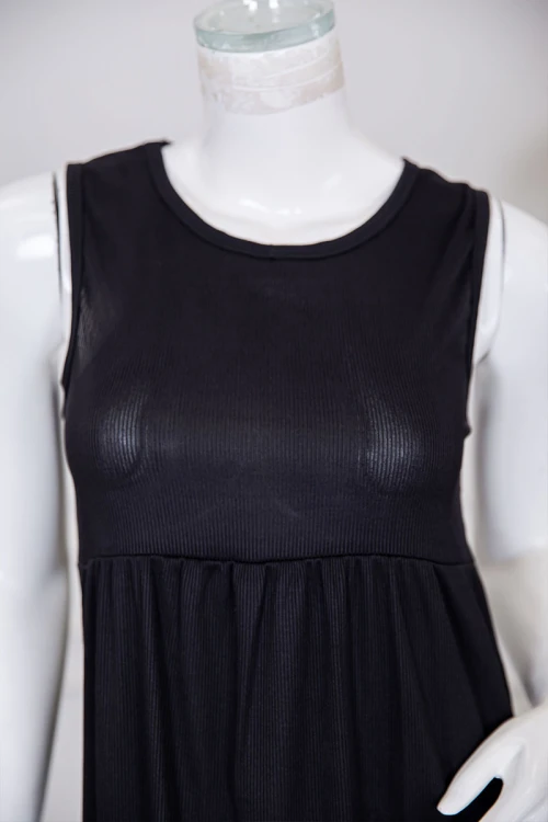 قميص نسائي قصير لون أسود بياقة دائرية و بدون أكمام