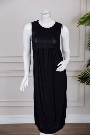 قميص نسائي قصير لون أسود بياقة دائرية و بدون أكمام